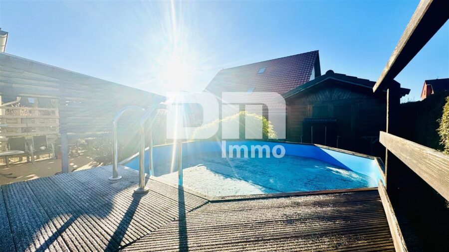 Umfangreich saniertes Einfamilienhaus mit großer Terrasse, Garage, Carport und Einliegerbereich - Pool mit Heizung / Wärmepumpe